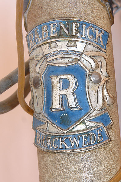 Head badge on men's Rabeneick